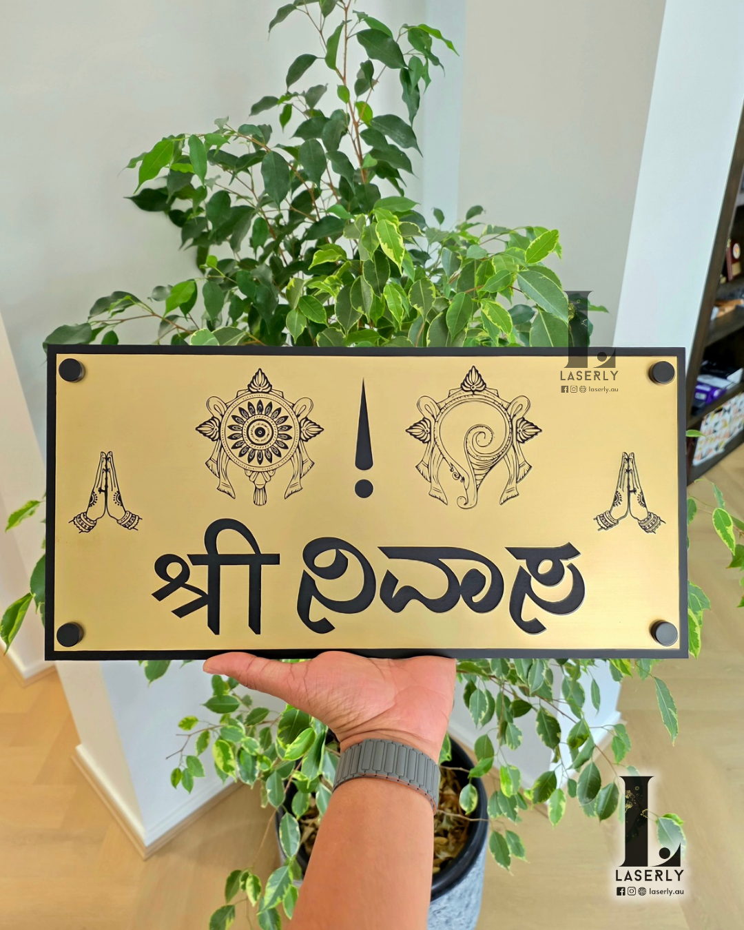 Customizable house number plate ideal for home entrances